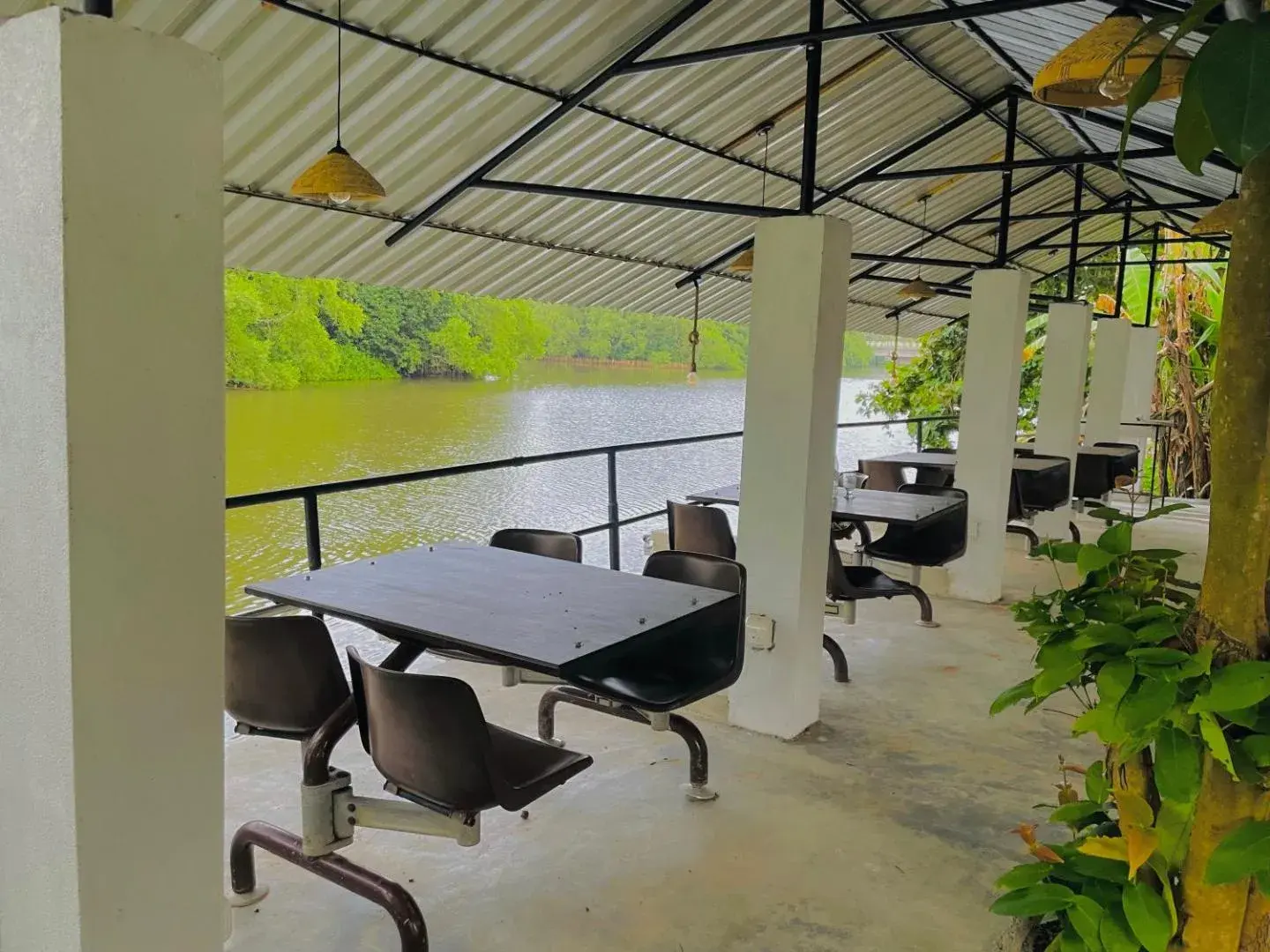 Outdoor hosted dining at Riverwood Villa